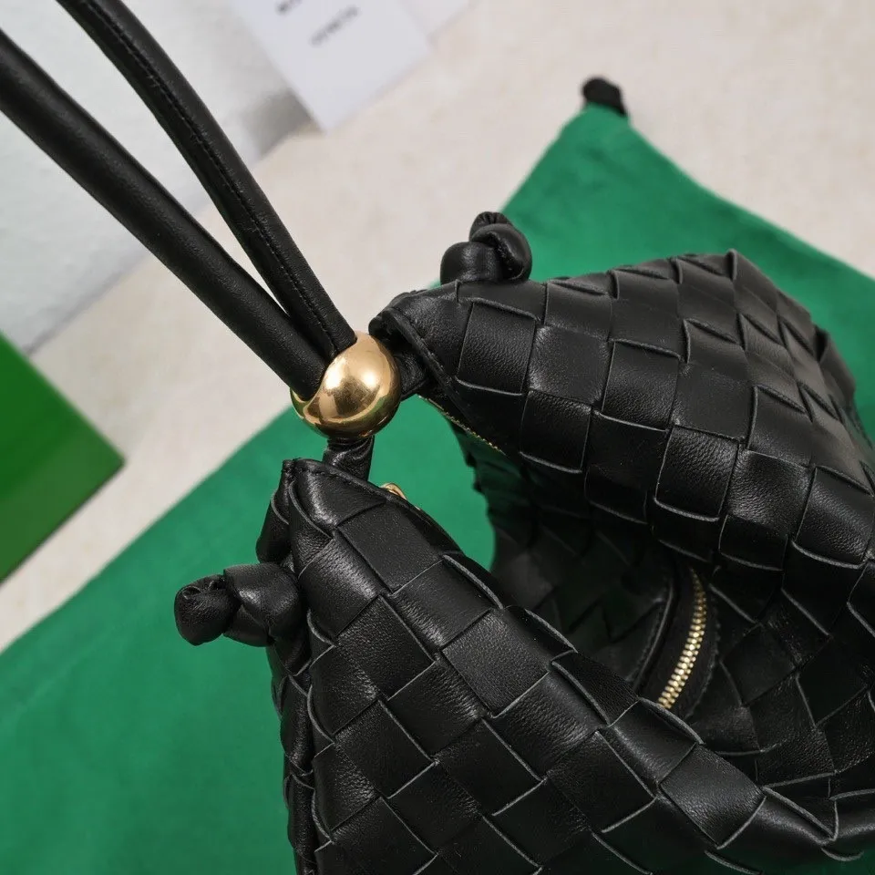 Batch 1220 BV has released new products. The small size TURN #recommended new hot style is still the classic woven logo that we can recognize at a glance. It is really a unique style that is familiar and unfamiliar! Made of sheepskin braiding, with beautiful gold beads on the shoulder straps for free adjustment. You can switch between the shoulder bag and the handbag at will. It has a concave and convex shape anytime and anywhere. It is a practical king with a unique personality. It also has the right color combination that can be sweet or salty. It is full of style. It is a beautiful summer catwalk style. Pull it out quickly. Small size: 29*3*19. Model: 6699-2#